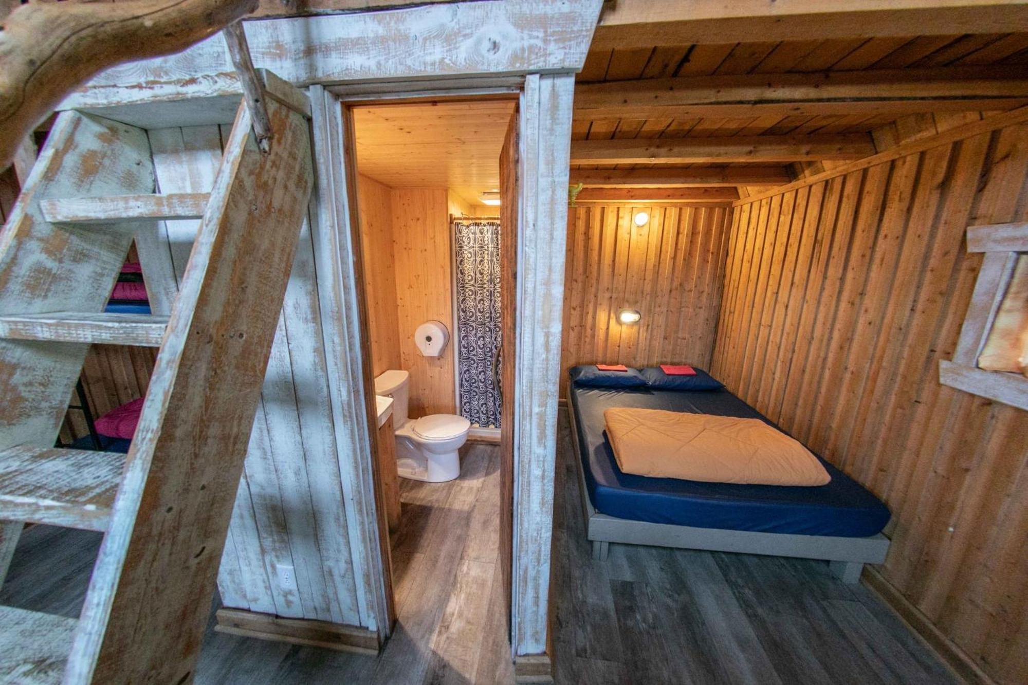 Auberge Festive Sea Shack Sainte Anne-des-Chênes Dış mekan fotoğraf